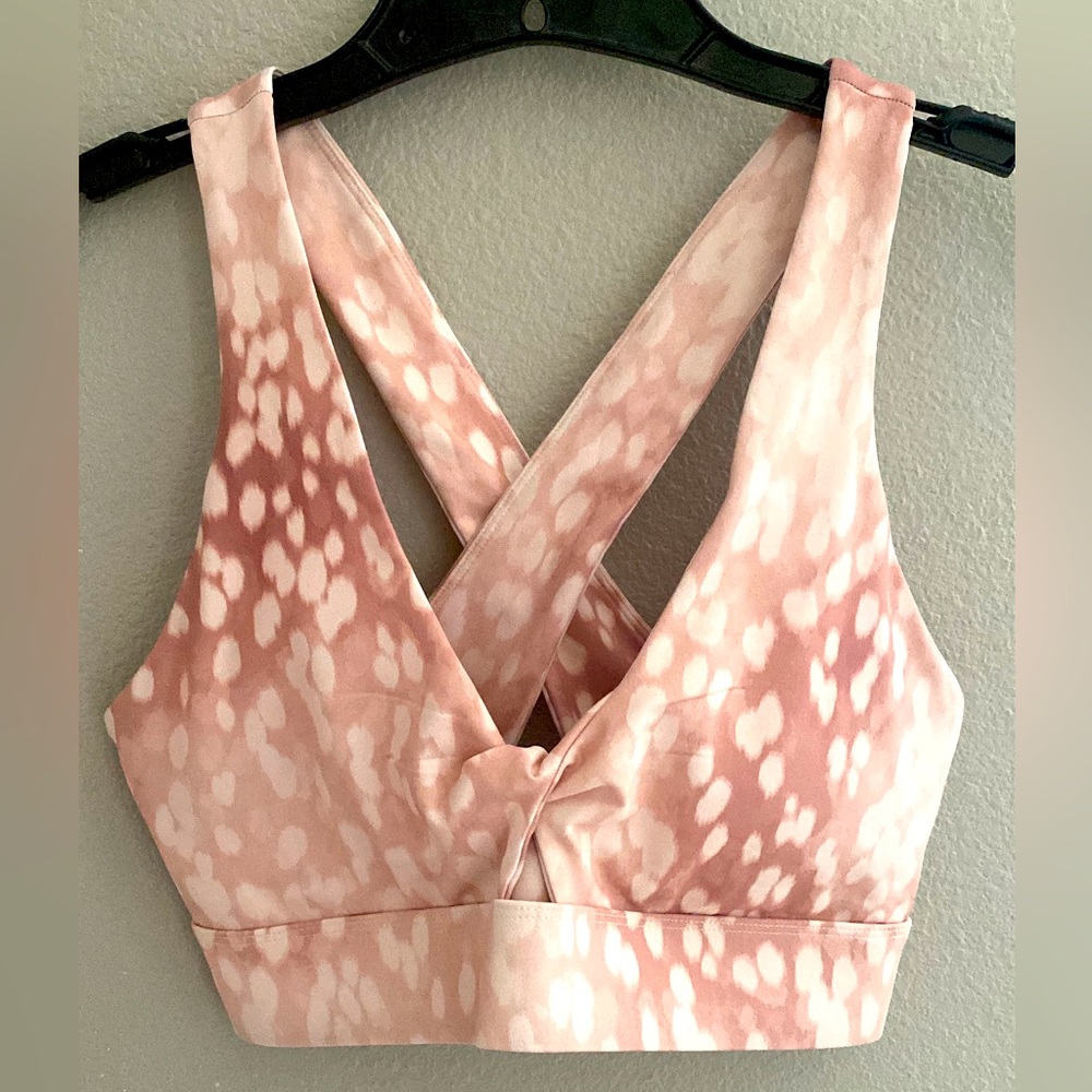 Fabletics Oasis Twist Front Sports-bra